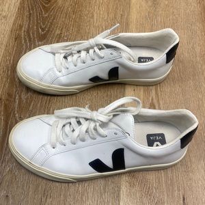 Veja Esplar US 7, EUR 38. Black/white. EUC.